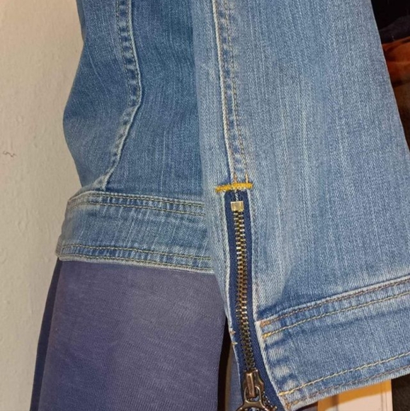 Calvin Klein. Small Womans blue jean jacket. Zipper - Picture 4 of 6